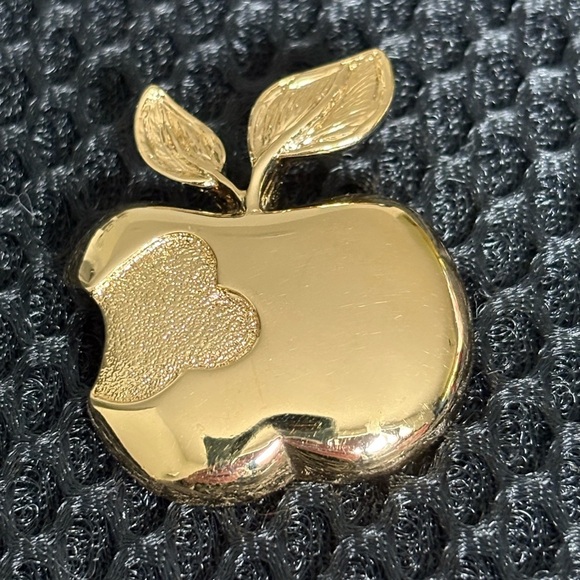Vintage Gold Tone Apple Brooch Pin - Classic & Sweet - Picture 1 of 9